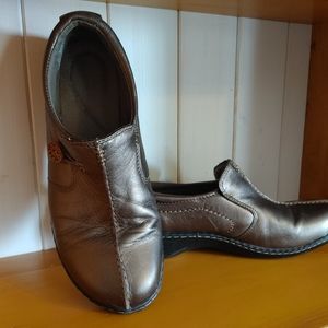 CLARKS Brand Metallic Gold Shoes 9.5
